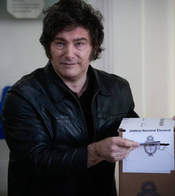 El presidente Javier Milei votó en Almagro rodeado de militantes y sin hacer declaraciones. (Gentileza Clarín)