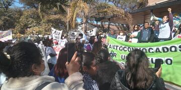 El secretario general de APUAP, Nicolás Fernández, habló ante los trabajadores movilizados, cuando la marcha se detuvo ante las puertas del Ministerio de Salud.
