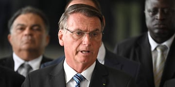 El expresidente de Brasil Jair Bolsonaro fue acusado de ingresar ilegalmente joyas a Arabia Saudita.