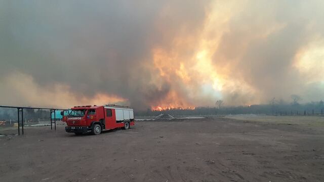 Los incendios forestales desatados la semana pasada en Jujuy están siendo combatidos en el terreno por bomberos y brigadistas, asistidos por tres aviones hidrantes y un helicóptero equipado con helibalde.