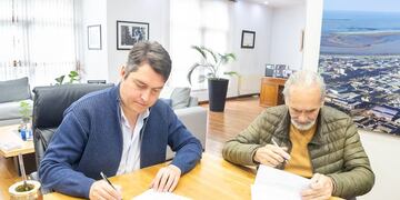 Martín Pérez firma el nuevo aumento para el personal de Obras Sanitarias.