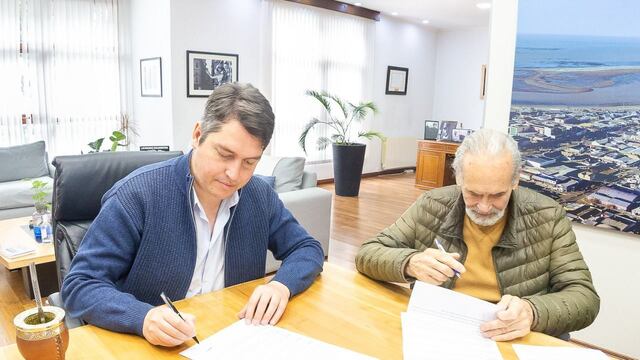 Martín Pérez firma el nuevo aumento para el personal de Obras Sanitarias.