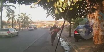 El momento quedó registrado por la cámaras de seguridad del patrullero.