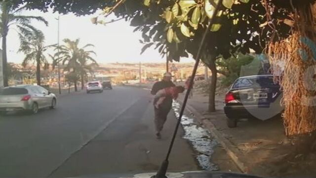 El momento quedó registrado por la cámaras de seguridad del patrullero.