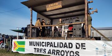 Integrantes del campo de doma El Palenque entregaron un reconocimiento al intendente Sánchez