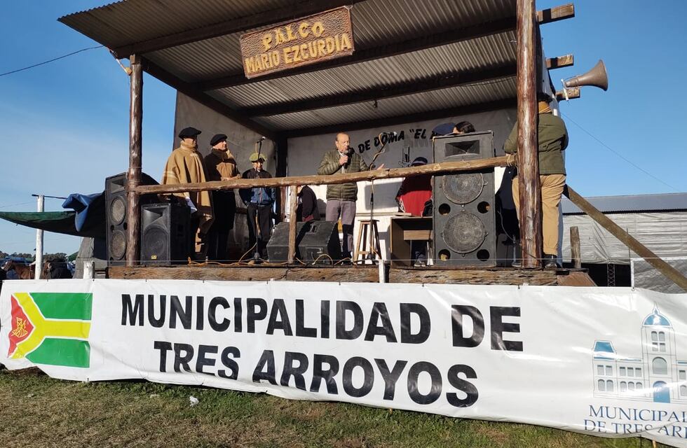 Integrantes del campo de doma El Palenque entregaron un reconocimiento al intendente Sánchez