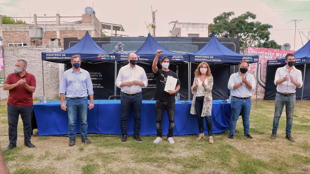 El mandatario entregó aportes por 46 millones de pesos para clubes de Rosario y otras localidades. (@omarperotti)