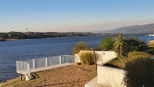 Un día soleado y libre de nubes una tarde de primavera 2020 en Villa Carlos Paz.
