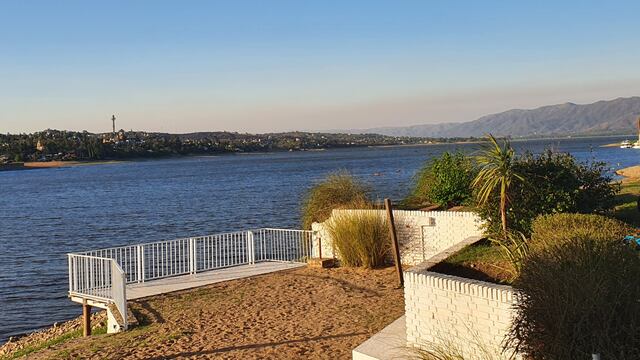 Un día soleado y libre de nubes una tarde de primavera 2020 en Villa Carlos Paz.