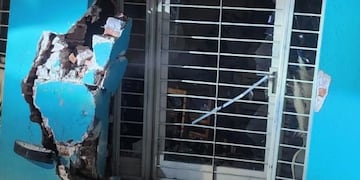 Una marisquería de Córdoba sufrió terribles daños por un fuerte choque entre dos camionetas.