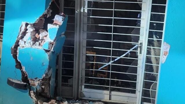 Una marisquería de Córdoba sufrió terribles daños por un fuerte choque entre dos camionetas.