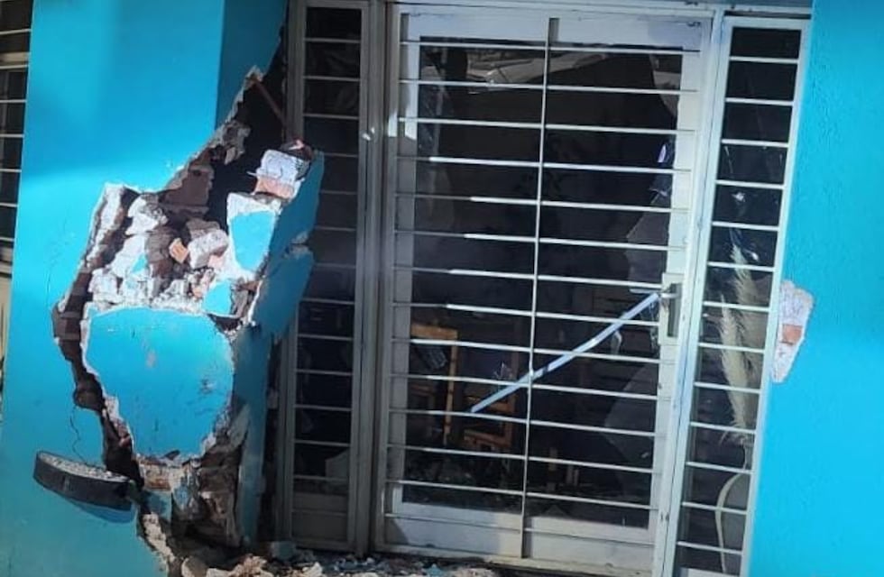 Destrozada: así quedó una marisquería de Córdoba tras un fuerte choque entre camionetas