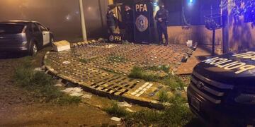 Incautan gran cantidad de mercadería ilegal en Puerto Iguazú.