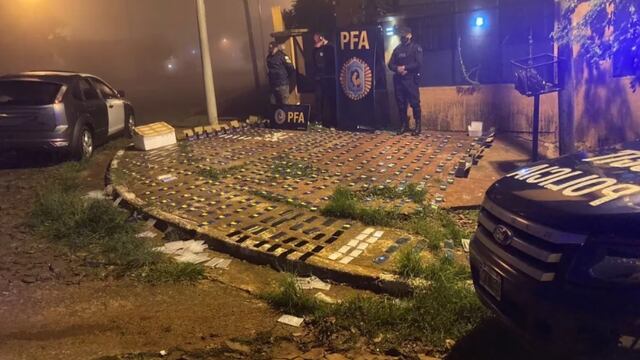 Incautan gran cantidad de mercadería ilegal en Puerto Iguazú.