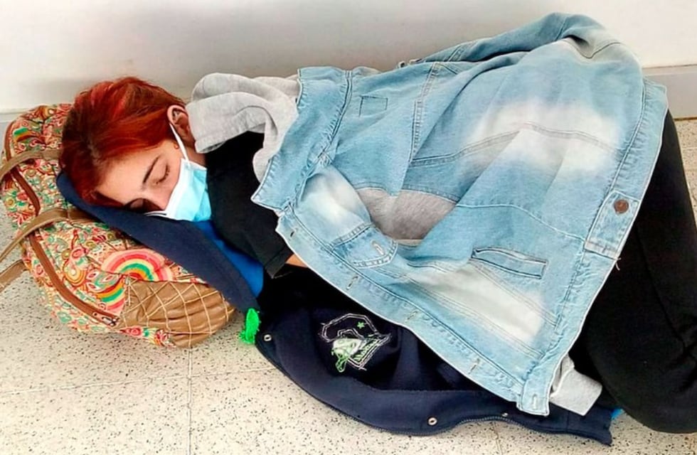 La familia de Lara Arreguiz, joven que murió esperando una cama de terapia intensiva, tiró sus cenizas en un lago de Neuquén