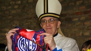 Jorge Bergoglio en la capilla del club de sus amores.