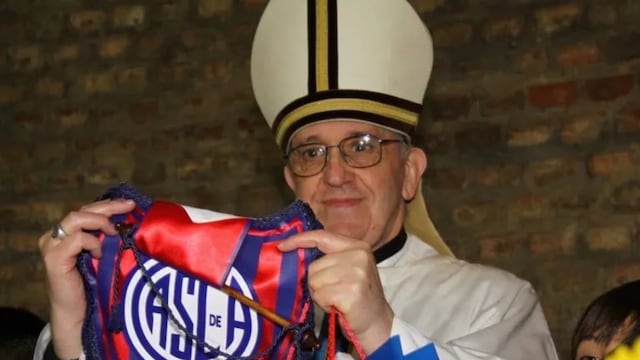 Jorge Bergoglio en la capilla del club de sus amores.