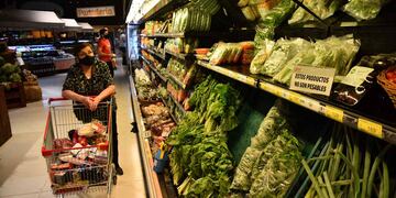 Una señora haciendo las compras en un hipermercado en plena pandemia. (Foto: Pedro Castillo)