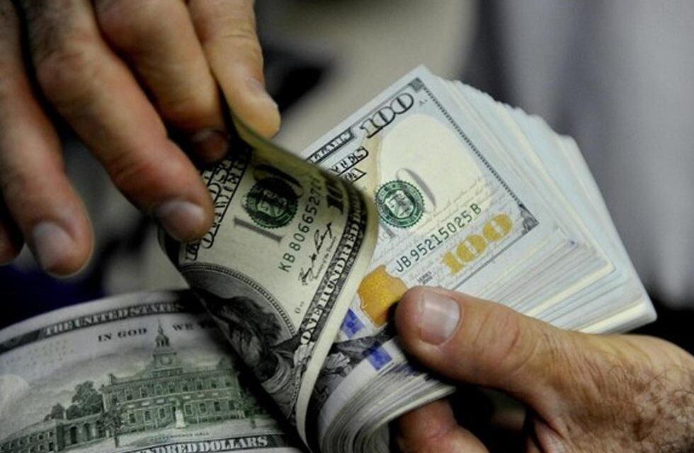 El dólar bajó 13% en febrero y fue una de las peores inversiones del mes