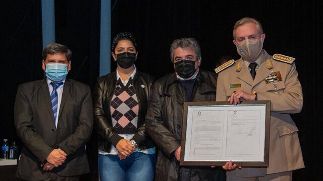 La Municipalidad de Ushuaia, hizo entrega del decreto municipal de interés municipal a la Prefectura Naval Argentina, por la  donación de la bandera nacional.