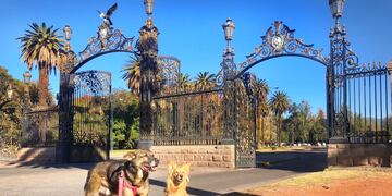 Chiqui y Foxy recorren la Argentina. Una de sus etapas fue Mendoza y como no podía ser de otra manera posaron frente a los Portones del Parque San Martín.