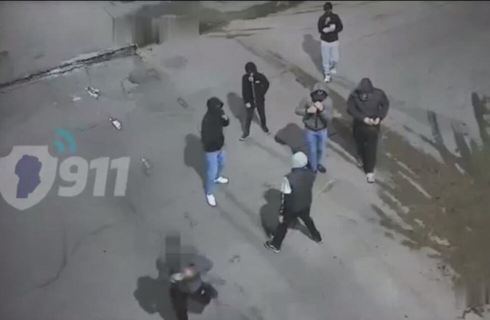 A los piedrazos y encapuchados: así atacaron un domo policial en Córdoba