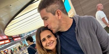 La adolescente se despidió del empresario Leo Squarzon en Ezeiza.