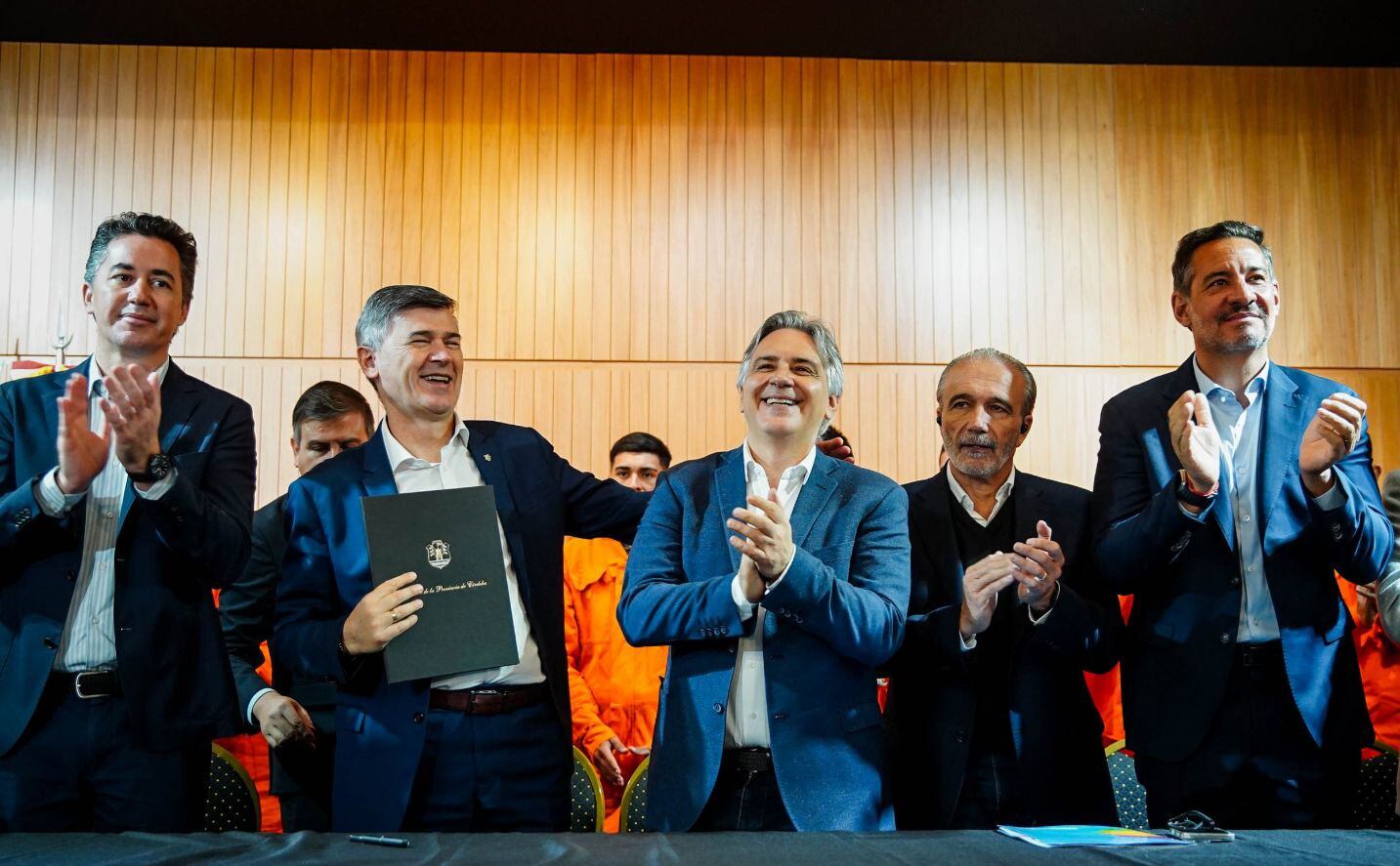 Martín Llaryora y Daniel Passerini, junto a funcionarios, en el Palacio 6 de Julio.