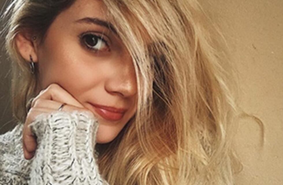 Sasha Ferro, la amiga de Romina Malaspina, clavó un outfit veraniego: top con tiras y minifalda al cuerpo