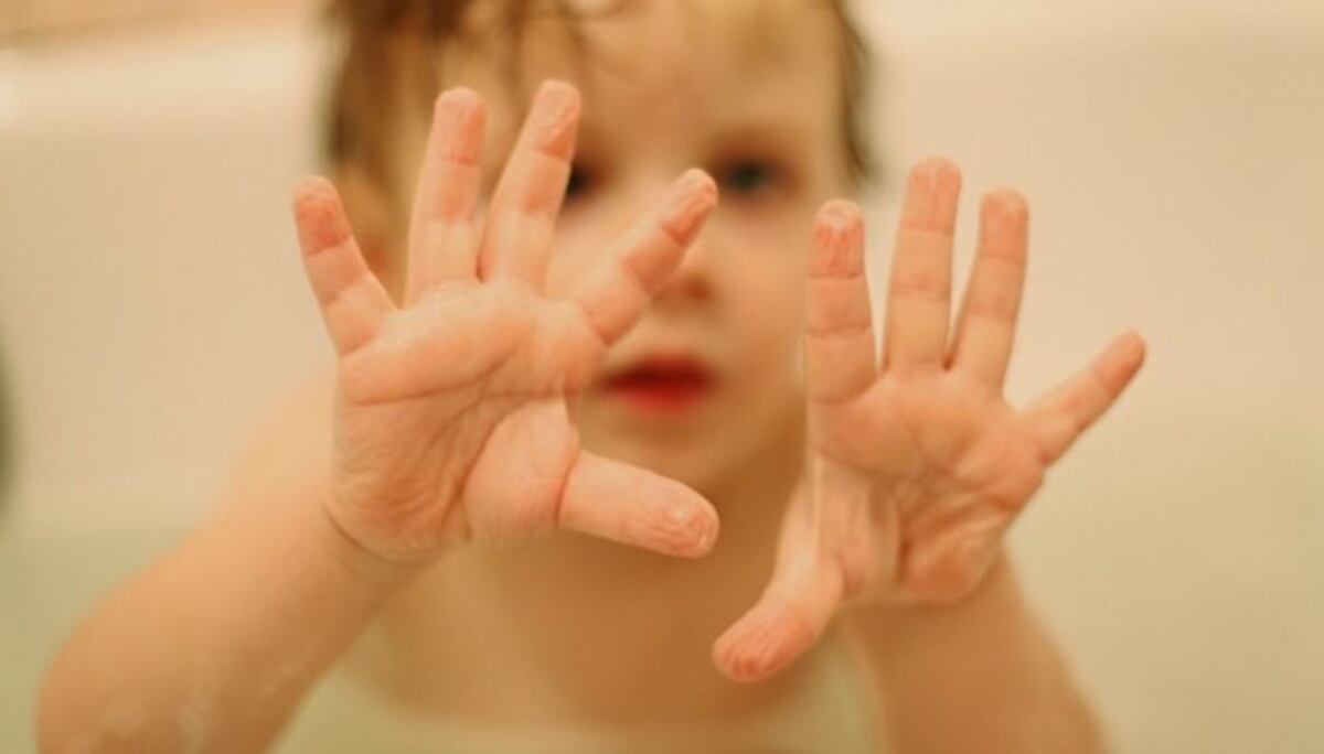 ¿Por qué se nos arrugan los dedos? Foto de un bebé, imagen ilustrativa.