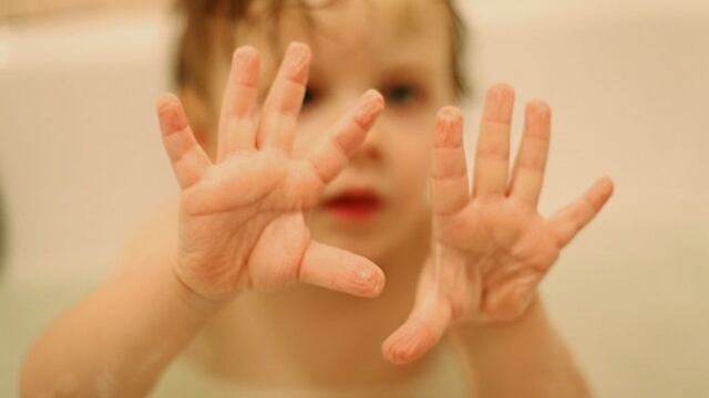 ¿Por qué se nos arrugan los dedos? Foto de un bebé, imagen ilustrativa.