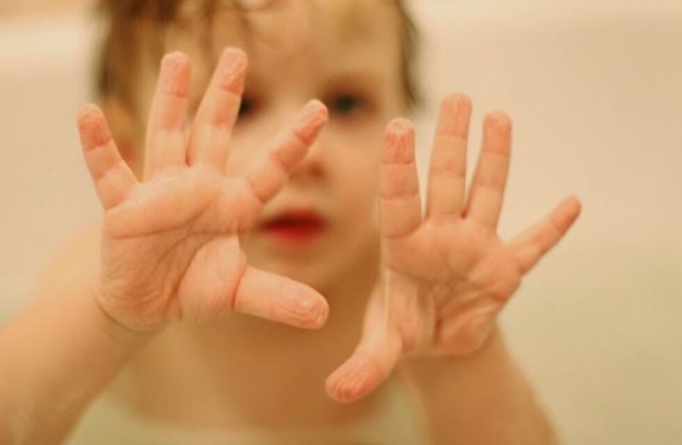 ¿Por qué se nos arrugan los dedos cuando nos bañamos?