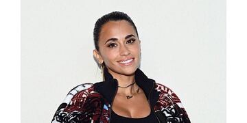 Antonela Roccuzzo fue al desfile de Louis Vuitton en París.