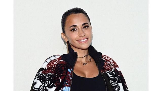Antonela Roccuzzo fue al desfile de Louis Vuitton en París.