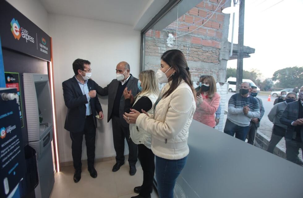 Manzur recorrió obras e inauguró un cajero automático en Alpachiri