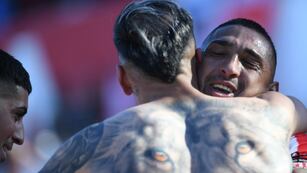 Abrazo de gol. Facundo Suárez y Fernando Alarcón, los autores de los goles del triunfo de Instituto (Javier Ferreyra / La Voz).