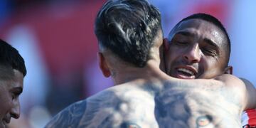 Abrazo de gol. Facundo Suárez y Fernando Alarcón, los autores de los goles del triunfo de Instituto (Javier Ferreyra / La Voz).