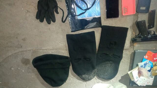 Parte de los elementos secuestrados por la Policía.