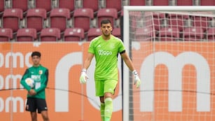 Gerónimo Rulli se lesionó el hombro y será baja para el Ajax y la selección argentina. (Prensa Ajax)