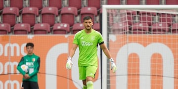 Gerónimo Rulli se lesionó el hombro y será baja para el Ajax y la selección argentina. (Prensa Ajax)