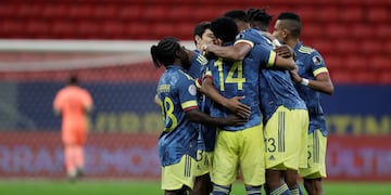 El festejo de los juadores colombianos en el partido ante Perú. (AP Photo/Andre Penner)