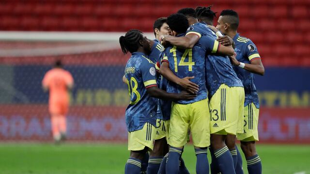 El festejo de los juadores colombianos en el partido ante Perú. (AP Photo/Andre Penner)