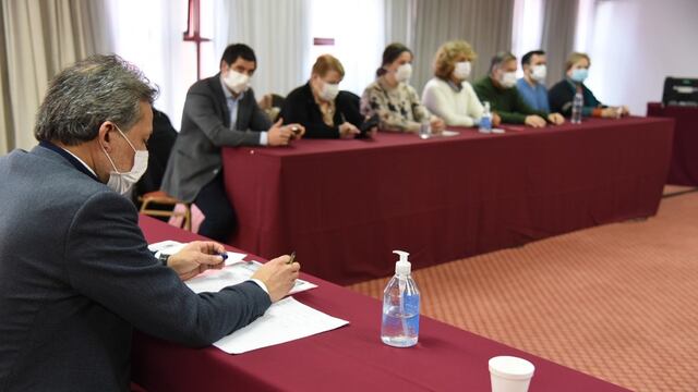El Gobierno cerró con un balance positivo las paritarias 2021 con los gremios estatales. Gobierno de Mendoza