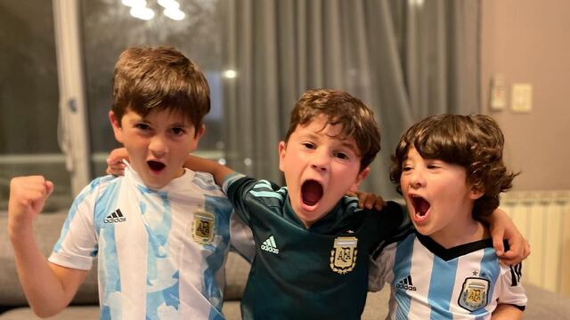 Thiago Messi le respondió a los fanáticos fuera de su casa.