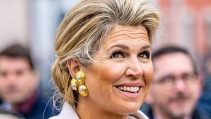 La reina llamó la atención con su look.