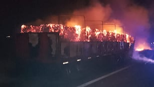 Tras el impacto, se prendieron fuego el auto y las bobinas de papel que llevaba el camión