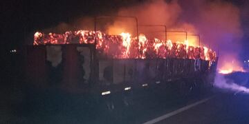 Tras el impacto, se prendieron fuego el auto y las bobinas de papel que llevaba el camión