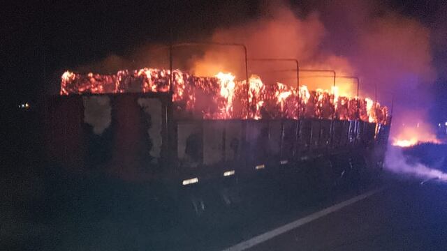 Tras el impacto, se prendieron fuego el auto y las bobinas de papel que llevaba el camión