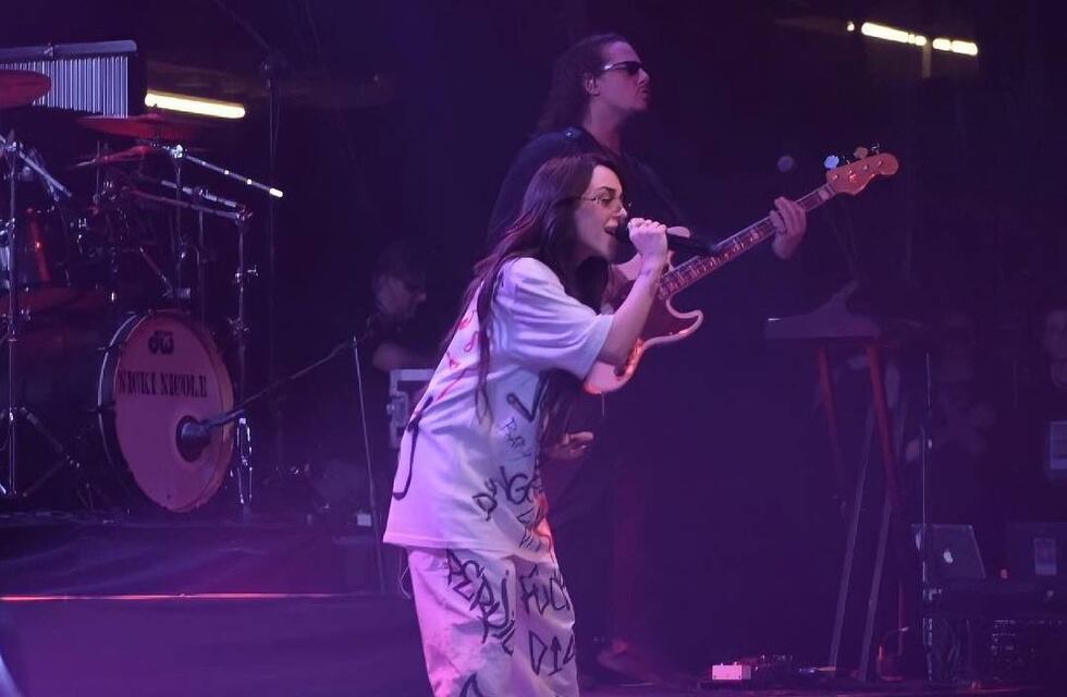 Nicki Nicole lloró de emoción en Rosario y terminó arriba de una camioneta