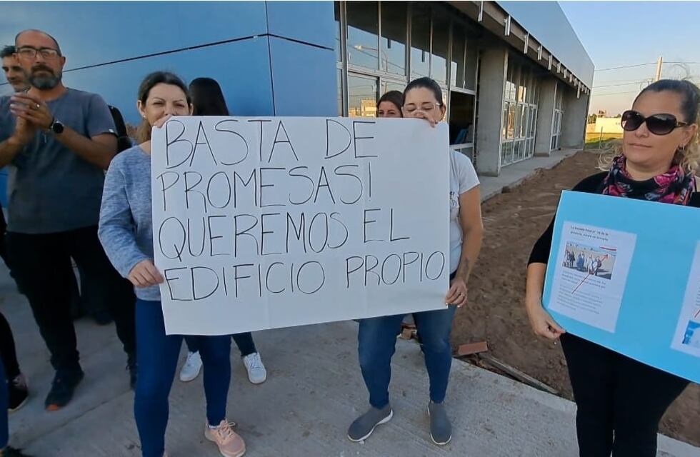 Los padres de la Escuela PROA de Arroyito hace 5 años que siguen esperando el nuevo edificio